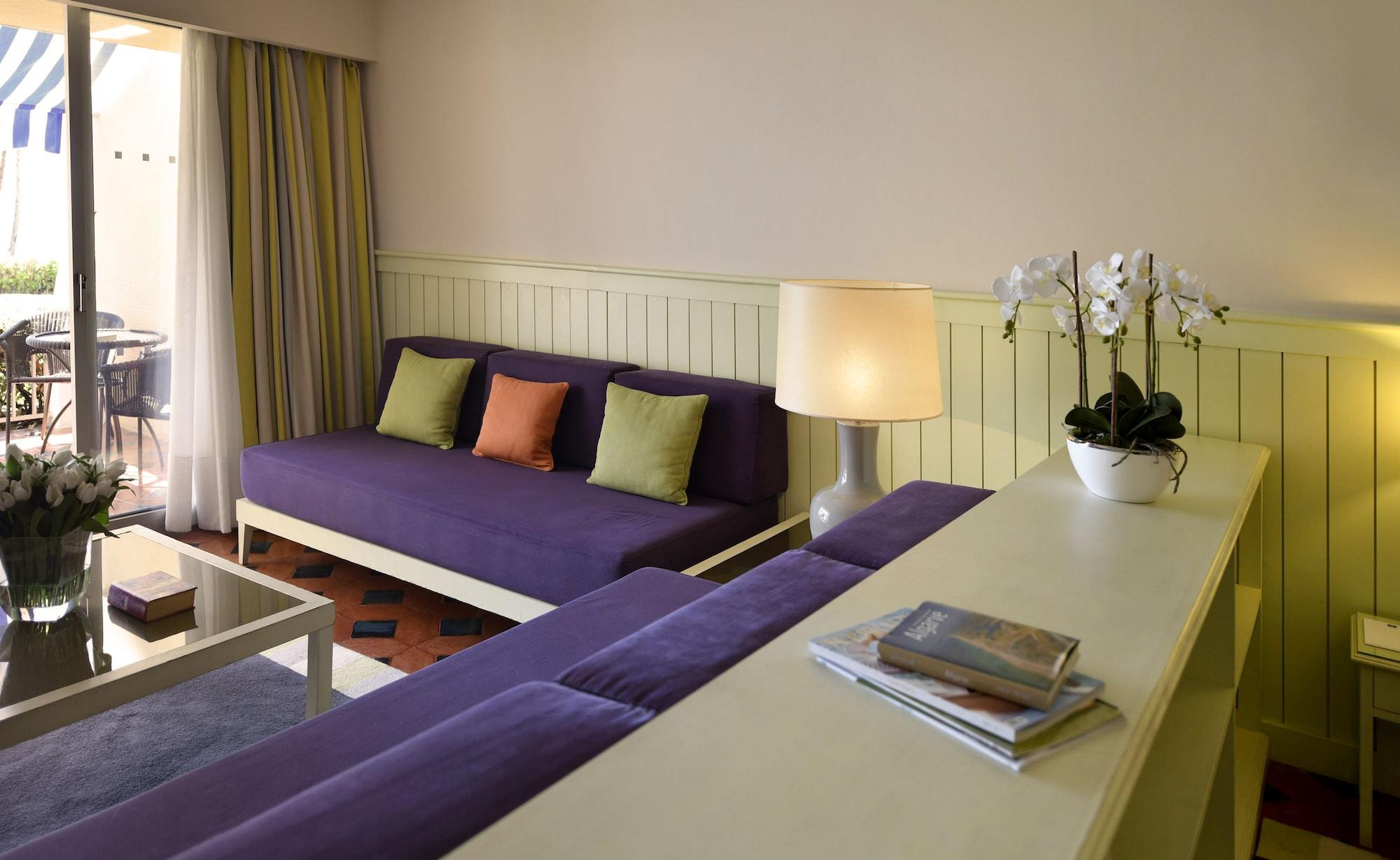 Algarve Casino Hotel Portimão Kültér fotó A room at the hotel