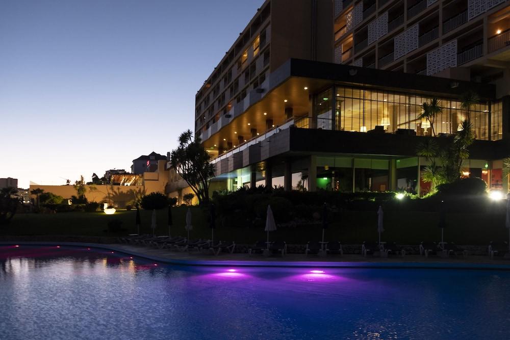 Algarve Casino Hotel Portimão Kültér fotó The hotel at night