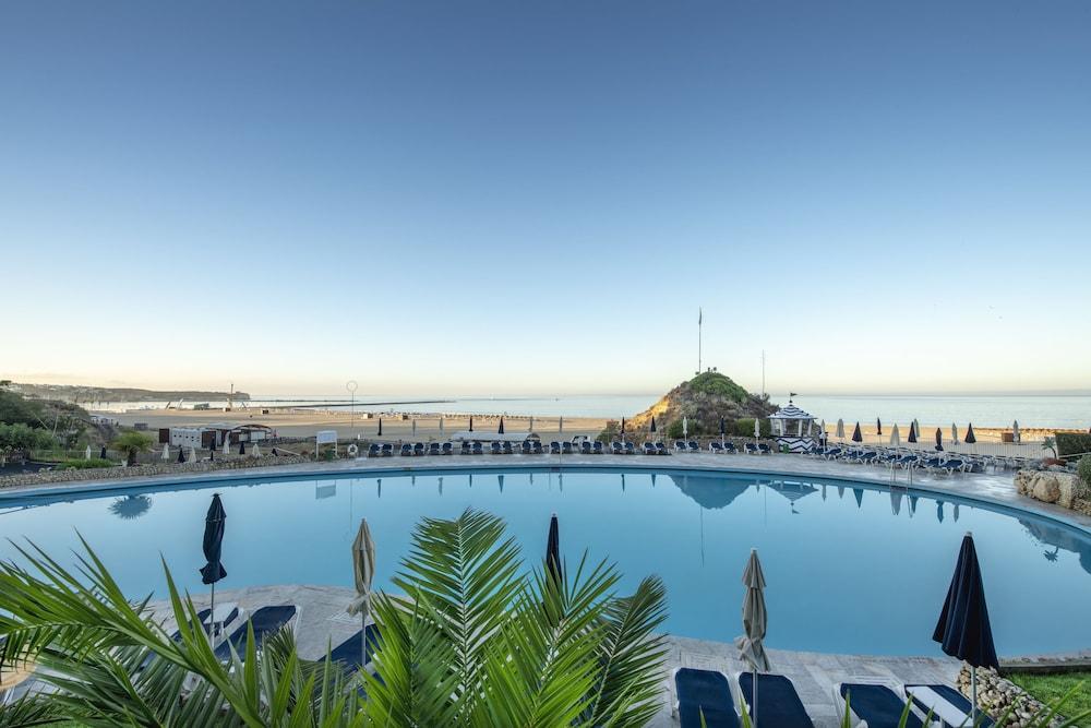 Algarve Casino Hotel Portimão Kültér fotó The pool at the hotel