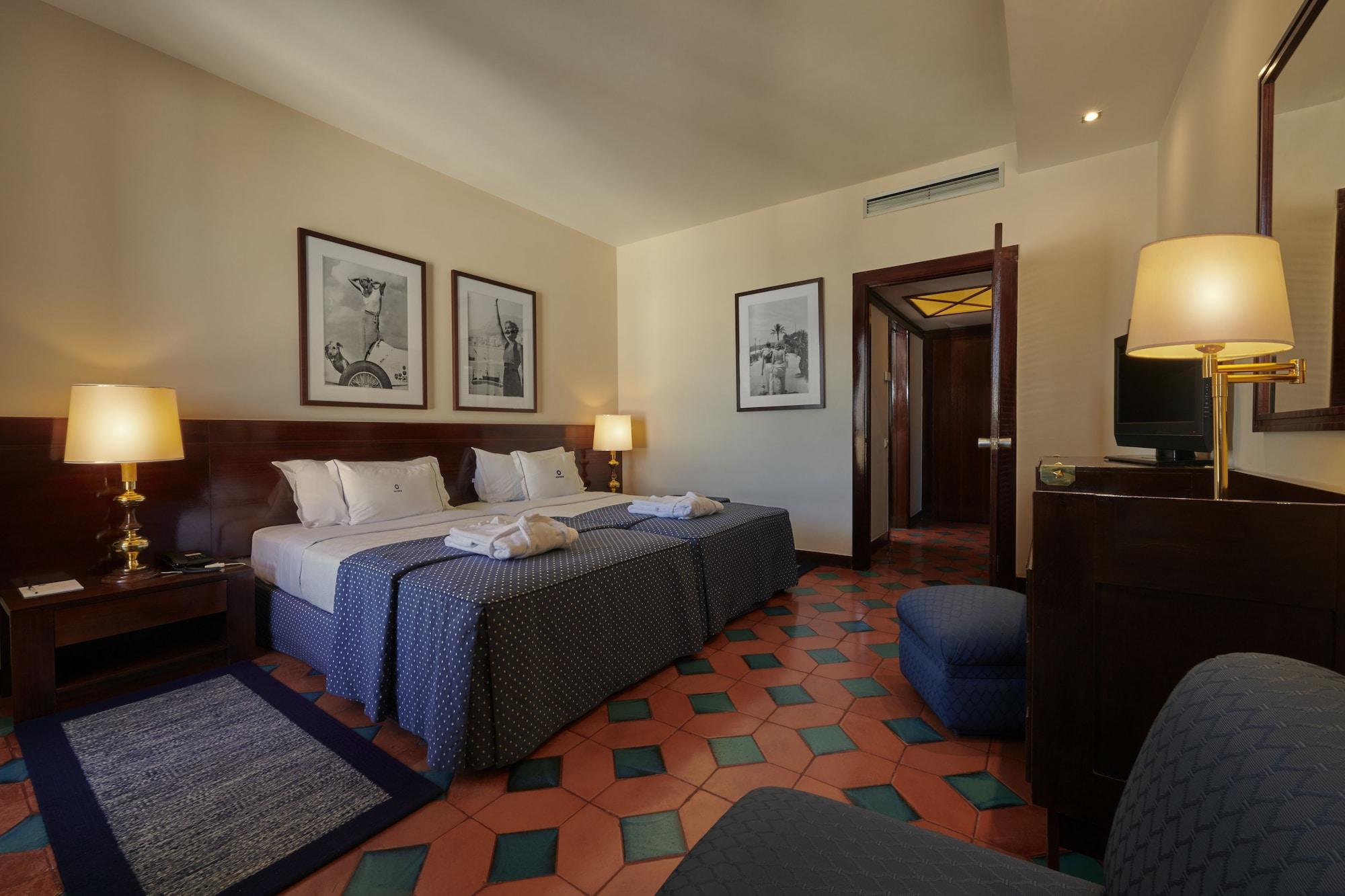 Algarve Casino Hotel Portimão Kültér fotó A room at the hotel
