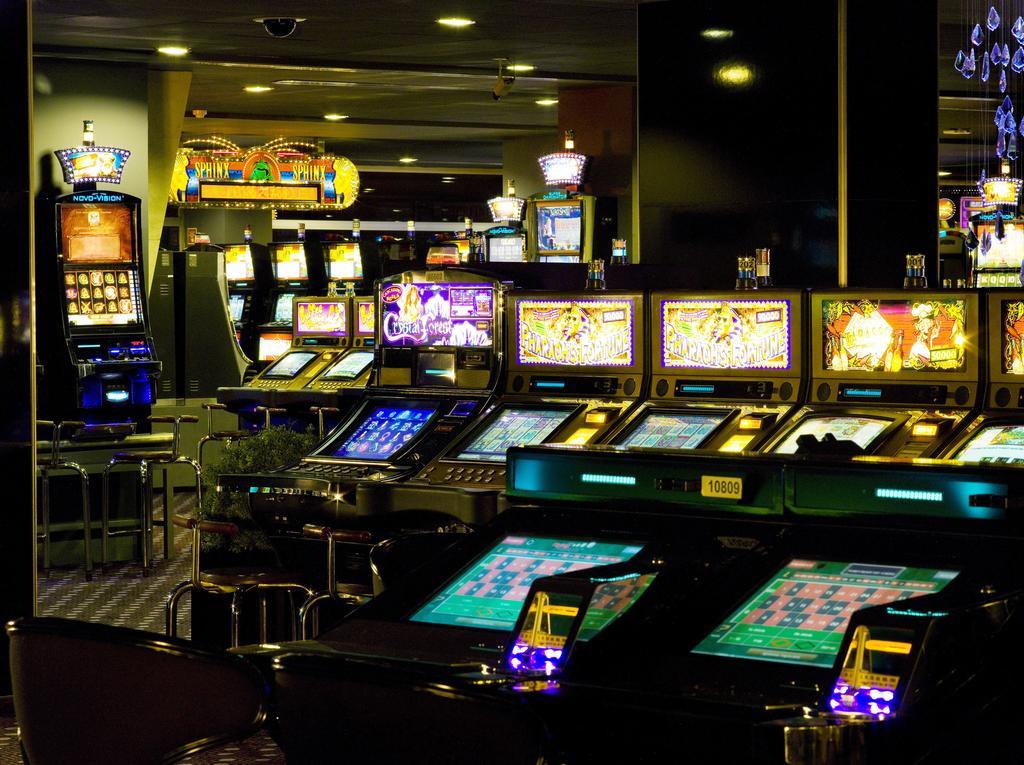 Algarve Casino Hotel Portimão Kültér fotó A row of pachinko machines