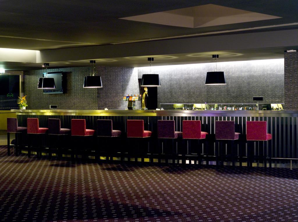Algarve Casino Hotel Portimão Kültér fotó The bar at the 1967